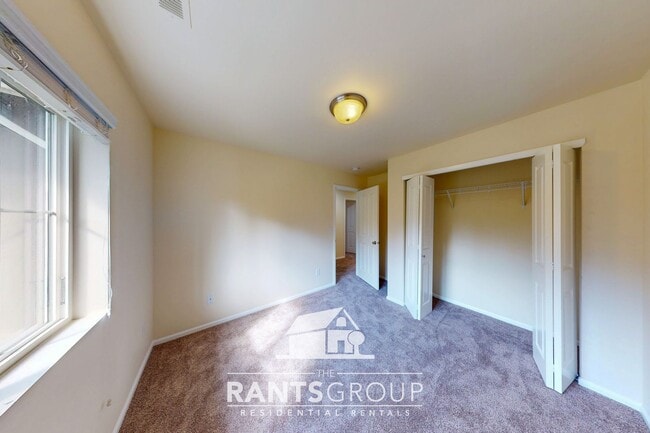 Building Photo - 5-Bedroom Home in Eagle Court with Easy I-...