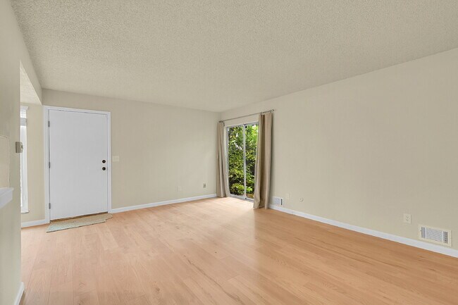 Building Photo - $1,695.00 - $500 OFF FIRST MONTH RENT - 2 ...
