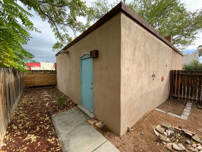 Building Photo - 3 Bedroom Townhome Available Near Albuquer...