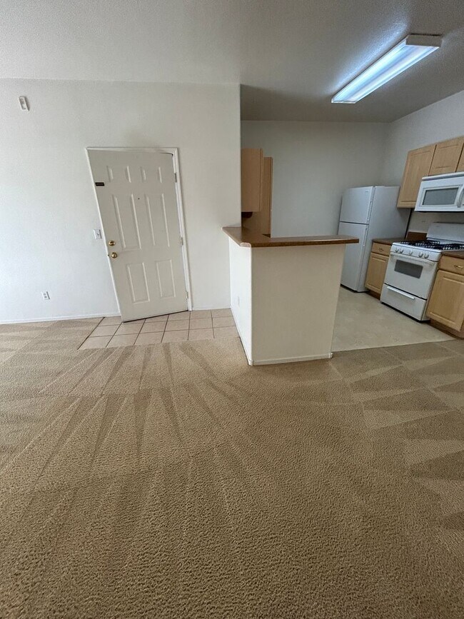 Building Photo - 2nd floor Condo in Gate Community Near Sky...