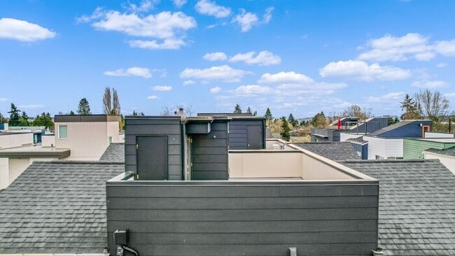 Building Photo - Stunning Modern Air-Conditioned Townhome in Coveted Whittier Heights