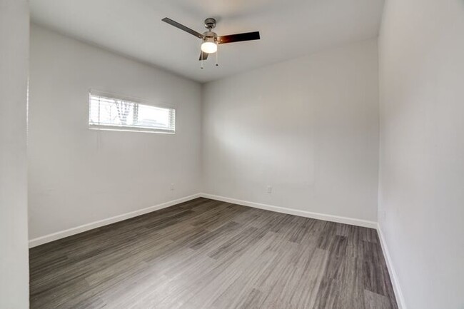 Building Photo - Move in Special! Stylish 3/1 Newly Renovat...