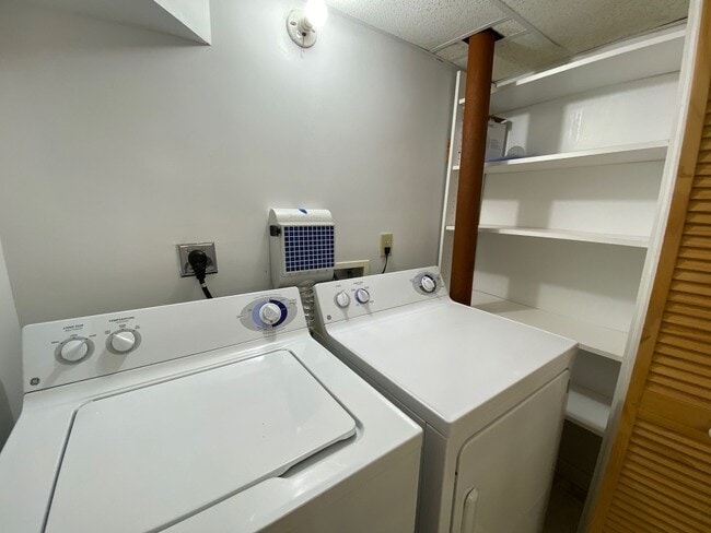 Building Photo - South AVL - Spacious 1/1 Apt with Sunroom!