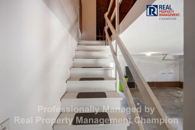 Building Photo - Vintage 3 Bedroom 2 Bathroom in the coveted Fairfield Harbour Subdivision!