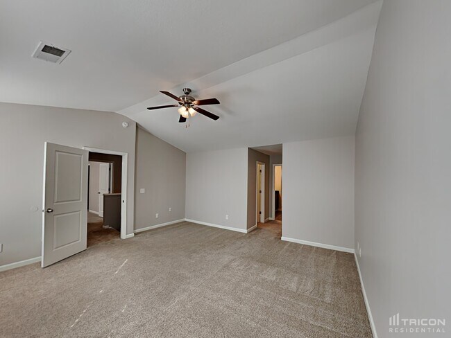 Building Photo - 453 Denman Loop