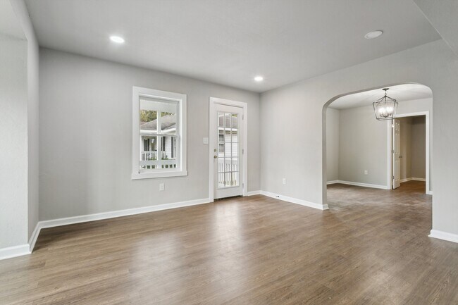 Building Photo - 924 Ivy Ave