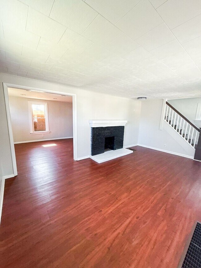 Building Photo - Move-In Ready 3 Bedroom Home w/ Fresh Pain...