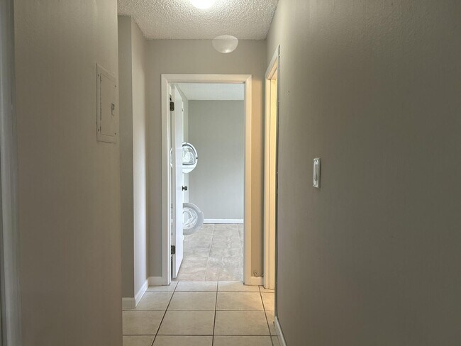 Building Photo - 10693 N Military Trl