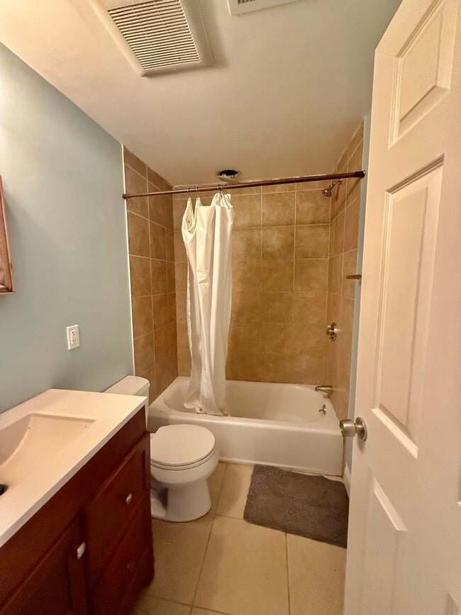 Building Photo - UPDATED MISSION HILL 4 BED/2 BATH ON CALUMET FOR 9/1