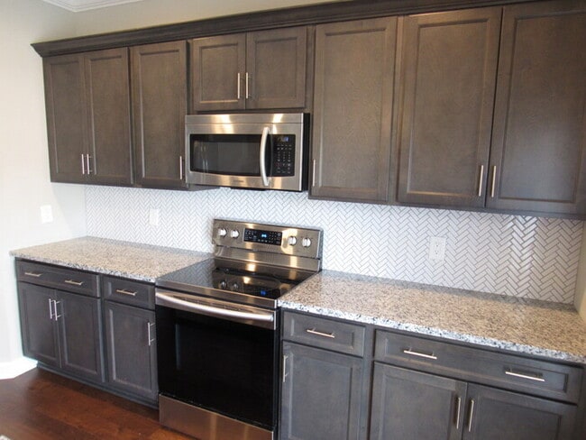 Building Photo - Old Hickory townhome, like new!