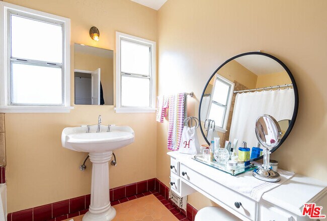 Building Photo - 2431 Walgrove Ave