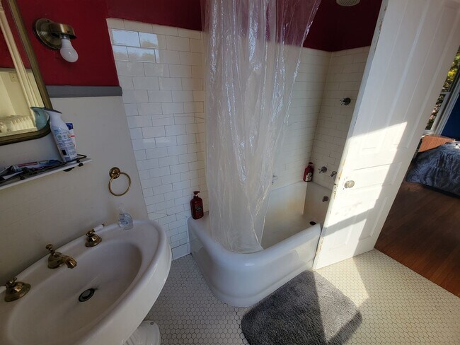 Building Photo - 2115 E 1st St