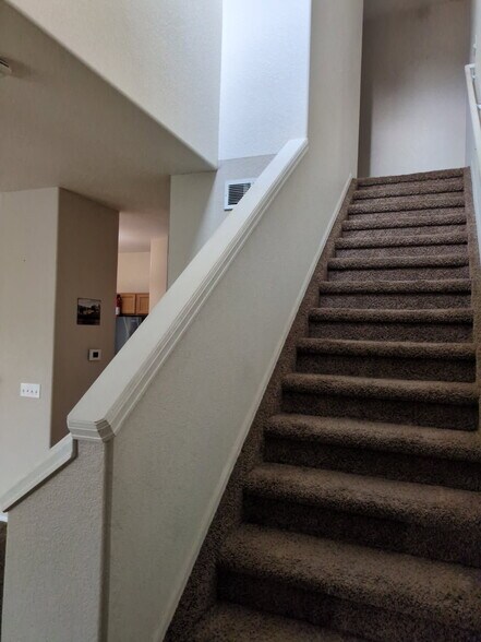 Building Photo - 215 Blue Bonnet Dr