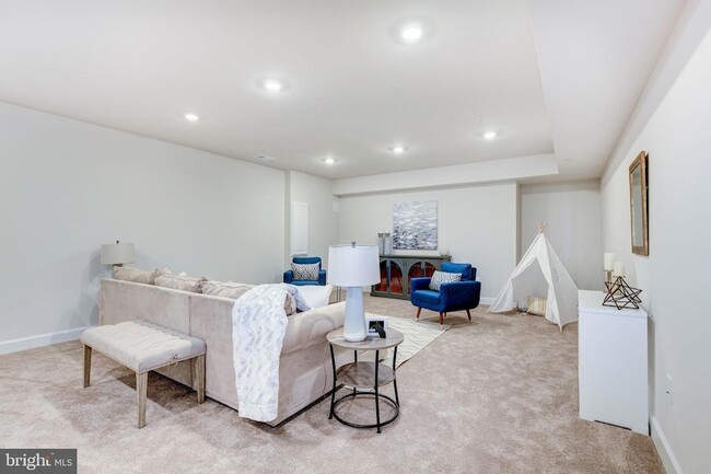 Building Photo - 6547 Clubhouse Dr