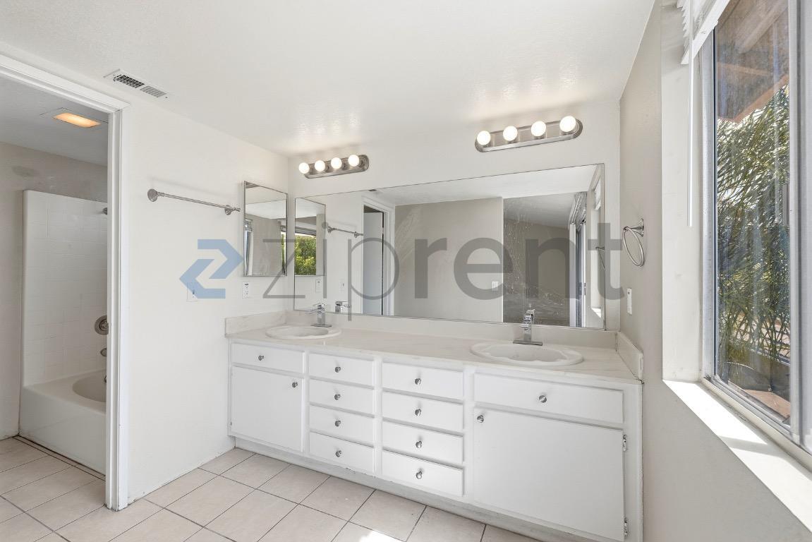 Building Photo - 23913 Parkland Ave