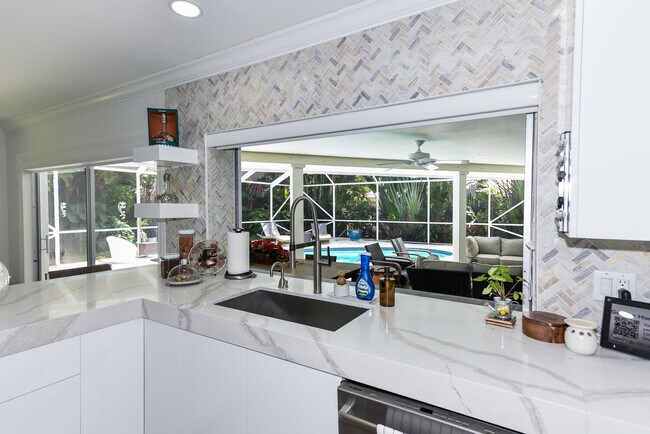 Building Photo - 880 Hickory Terrace