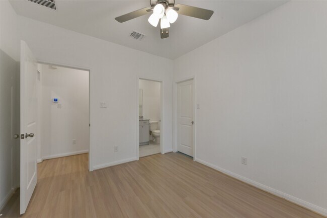 Building Photo - 13602 Pine Dr