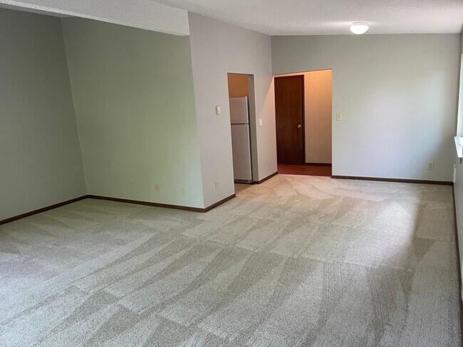 Building Photo - Spacious 2 Bedroom in Idyllic Location