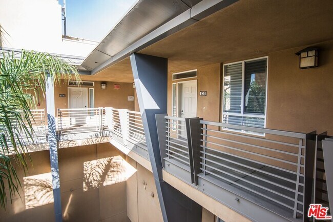 Building Photo - 5831 Seawalk Dr