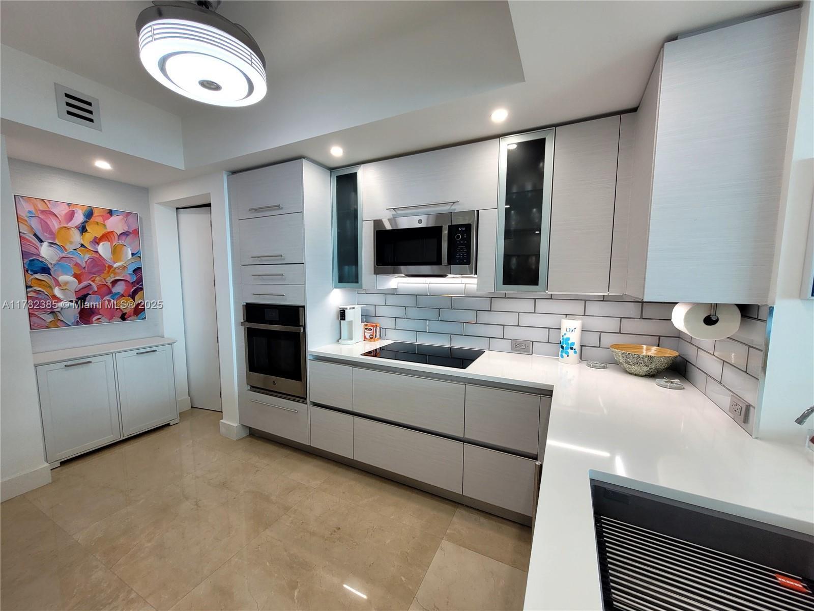 Building Photo - 2711 S Ocean Dr