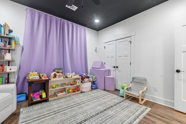 Building Photo - 3 Bedrooms Plus an Office & Sun room