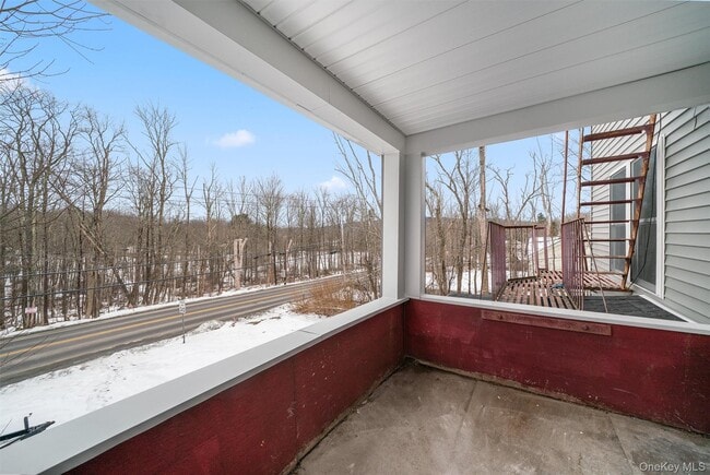 Building Photo - 303 Main St