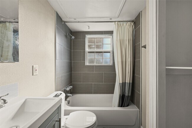 Building Photo - 2803 Cleburne St