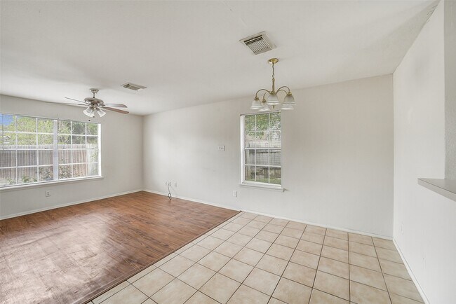 Building Photo - 10007 Emerald Creek Dr