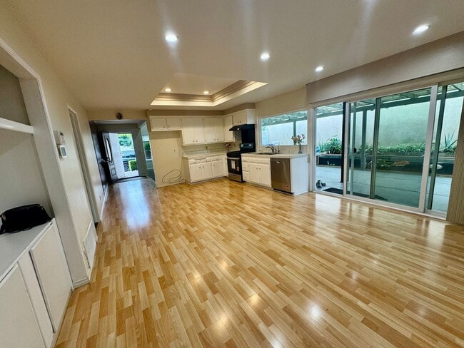 Building Photo - Charming 3 bedroom home in a great family ...