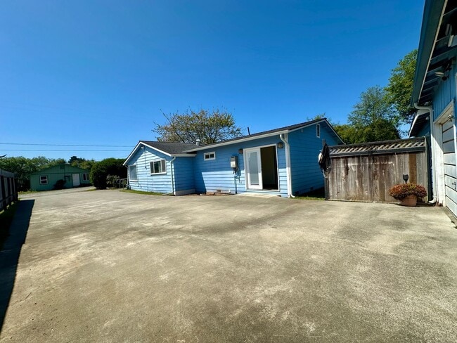 Building Photo - Fresh & Spacious 4 Bed / 2 Bath Home on Oversized Lot – McKinleyville - $2650
