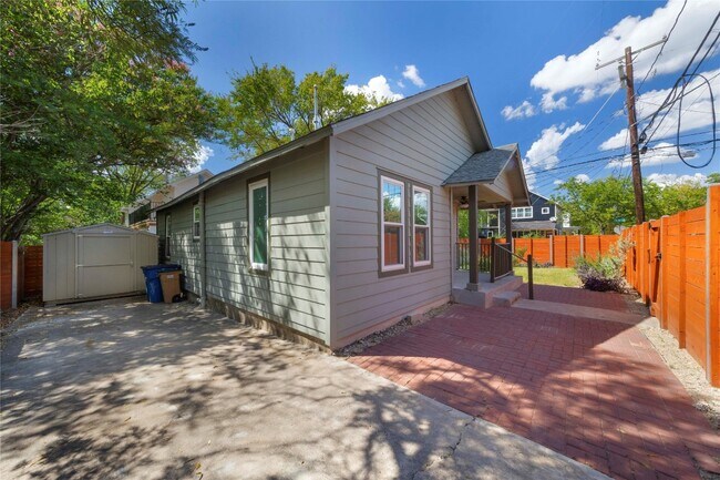 Building Photo - 1210 Coleto St
