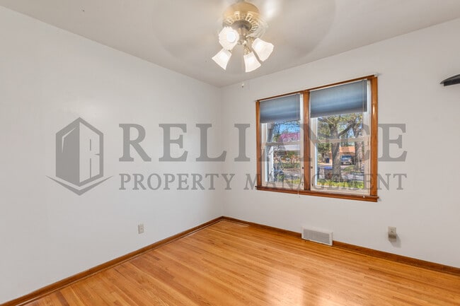 Building Photo - 1707 S Mission Rd