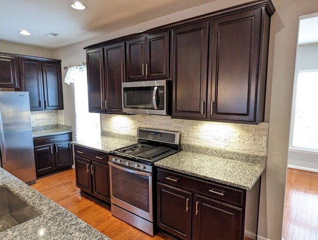 Building Photo - Gorgeous 3 level townhouse in North Potoma...
