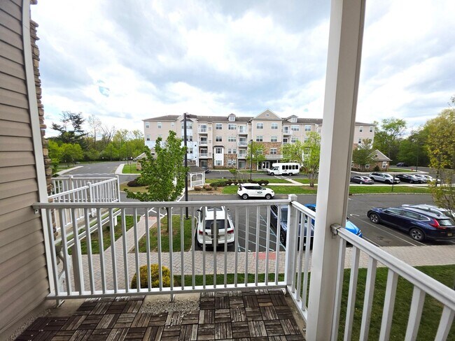 Building Photo - Beautiful 2nd floor (with elevator services) condominium: 2-bed, 2-bath, beautiful kitchen, bonus...