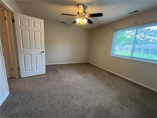 Building Photo - 3905 Brentwood Crescent