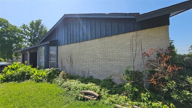 Building Photo - 8103 Royalwood Dr