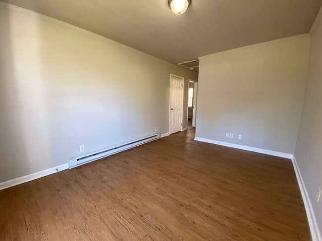 Building Photo - 1 Bedroom Renovated Duplex Unit - Great Lo...