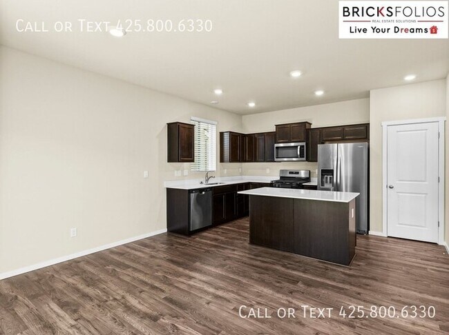 Building Photo - Inviting Home in Port Orchard with a Perfe...