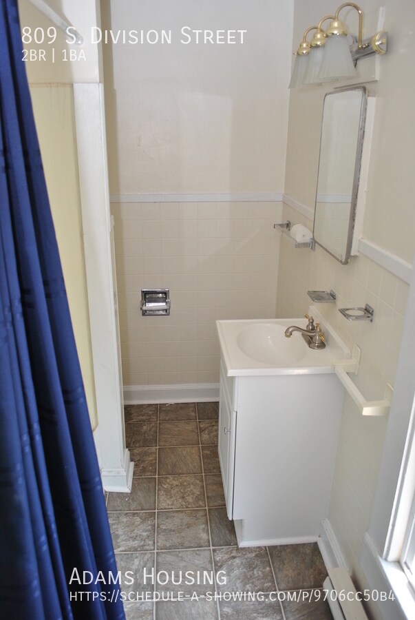 Building Photo - 809 S Division St