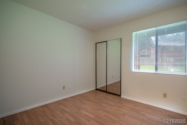 Building Photo - $2900 / 2 Bed/ 1 Bath/ 2 Parking IN HIDDEN VALLEY ESTATES