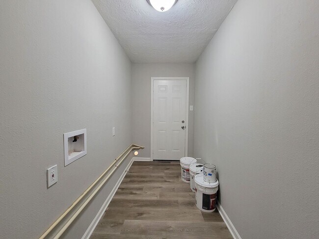 Building Photo - REMODELED 4 BEDROOM 2 BATH LEASE HOME IN HOUSTON