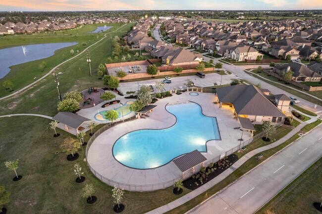 Building Photo - 21203 Bradford Grove Dr