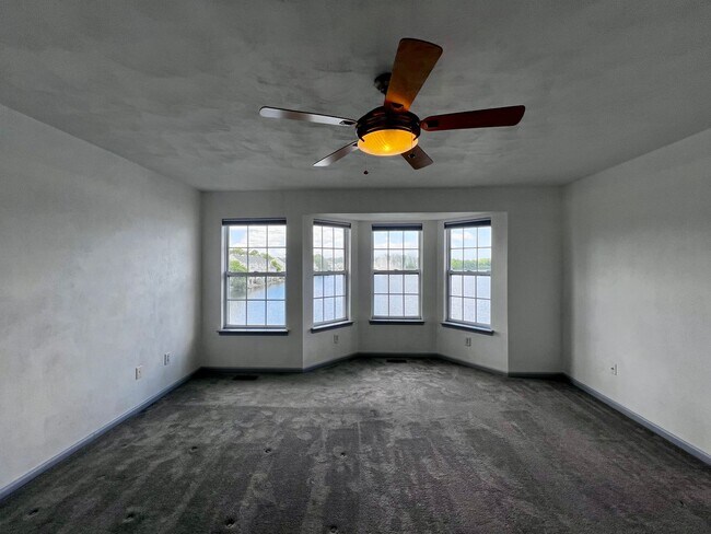 Building Photo - Charming Lakefront Townhome