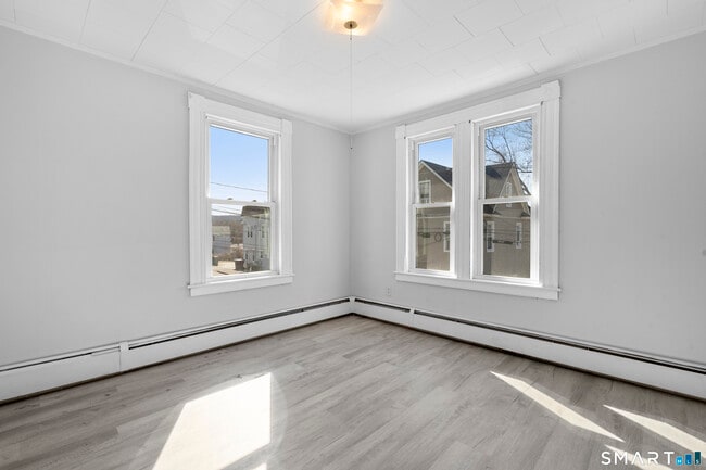 Building Photo - 48 Anderson St