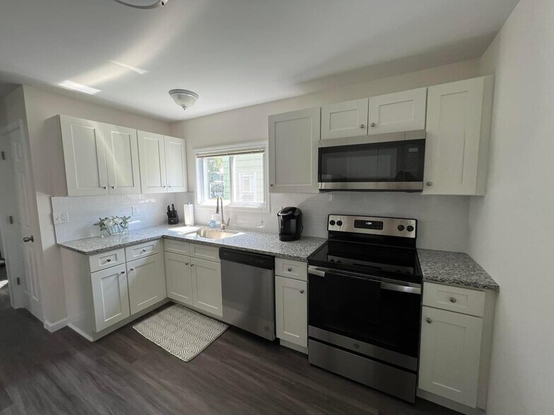 Building Photo - 17 Heather St