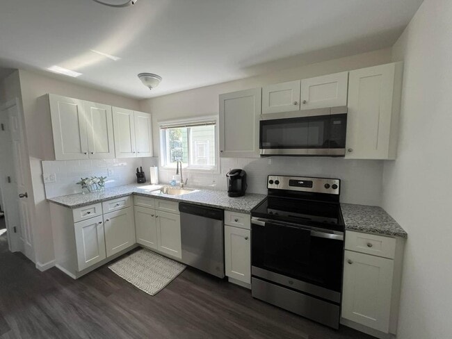 Building Photo - 17 Heather St