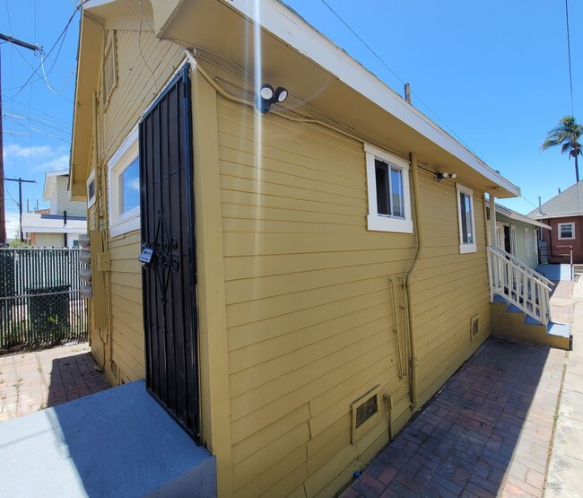 Building Photo - Detached Craftsman Cottage with Courtyard Charm – Low $1,000 Deposit