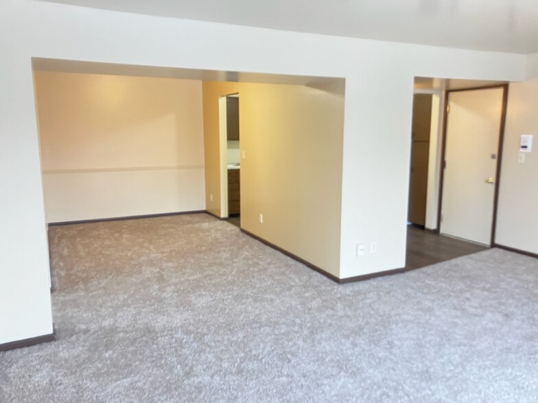 Dining Room 1 - 3329 Breton Rd SE