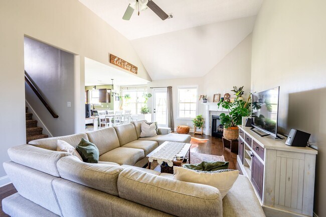 Building Photo - Pet Friendly Three Bedroom!