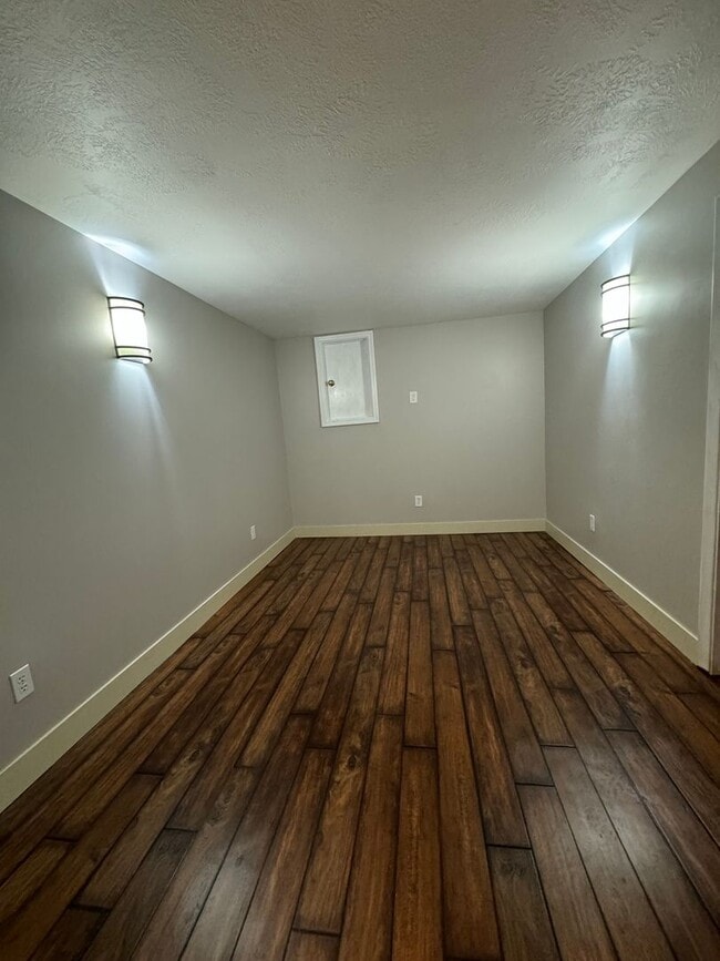 Building Photo - Executive 5-Bedroom Home ten Minutes from the University of Utah and Medical Center!